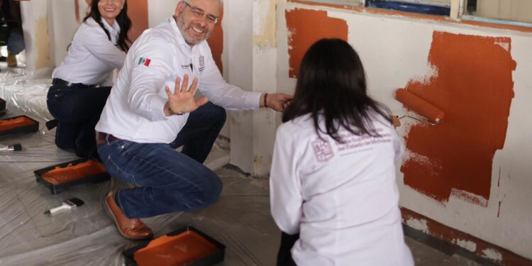 Arranca Bedolla programa para pintar y transformar escuelas en entornos de paz