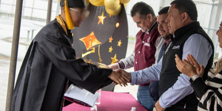 Se graduan en Derecho y Ciencias Jurídicas dos privados de la libertad