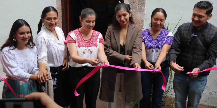Secum inaugura muestra de indumentaria tradicional de Nuevo Parangaricutiro