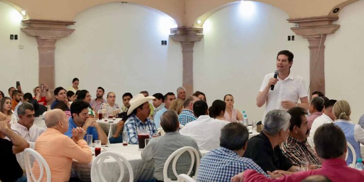 Se reúne Alfonso Martínez con integrantes del Consejo Coordinador Empresarial de Apatzingán