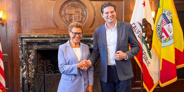 Se reúne Alfonso Martínez con la alcaldesa Karen Bass, de Los Ángeles