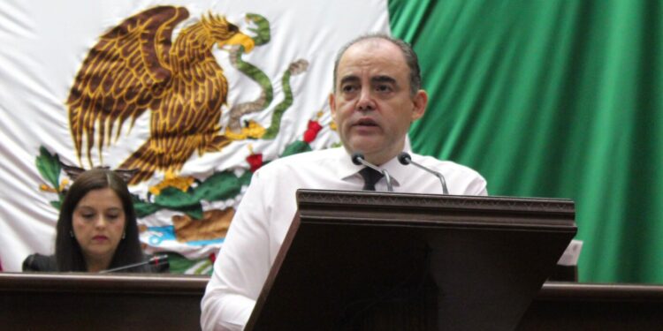 Baltazar Gaona propone tipificar el halconeo como delito en Michoacán