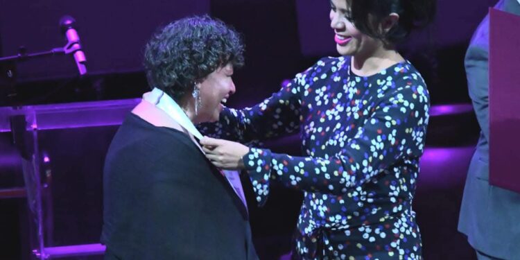 La actriz Teresita Sánchez invita a postular al Premio Eréndira 2025