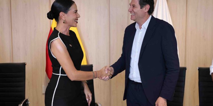 Celebra Alfonso Martínez nuevo vuelo Morelia-Ixtapa