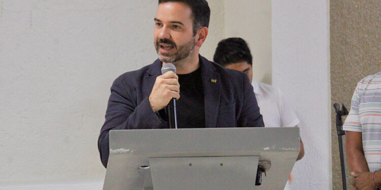 Celebra Alfonso Martínez nuevo vuelo Morelia-Ixtapa