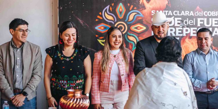 Salvador Escalante entrega becas a mujeres con cáncer y familias cuidadoras