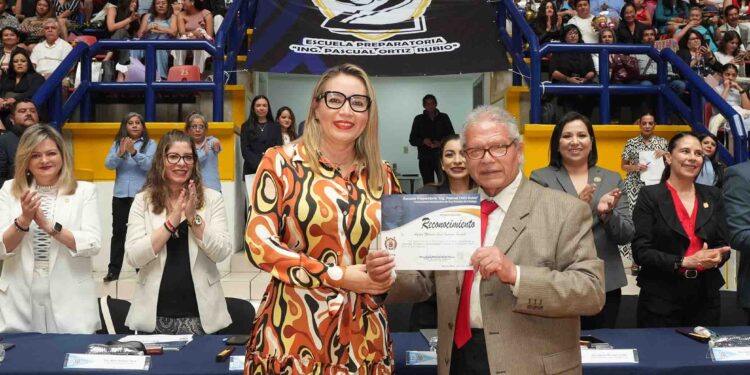 A construir proyectos y a trabajar en equipo, insta Yarabí Ávila a egresados de Bachillerato