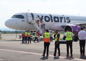 ”Maravilloso el trato en Michoacán”, afirman turistas del primer vuelo directo con Ixtapa: Sectur