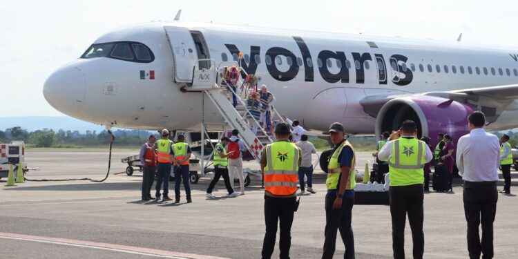 ”Maravilloso el trato en Michoacán”, afirman turistas del primer vuelo directo con Ixtapa: Sectur