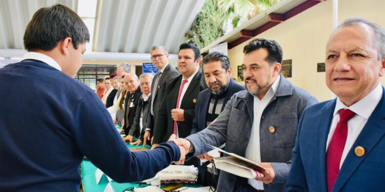 Se gradúa generación de secundaria formada con programa En Michoacán se lee