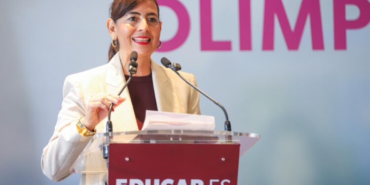 Reconoce Gabriela Molina a estudiantes ganadores de la Olimpiada del Conocimiento