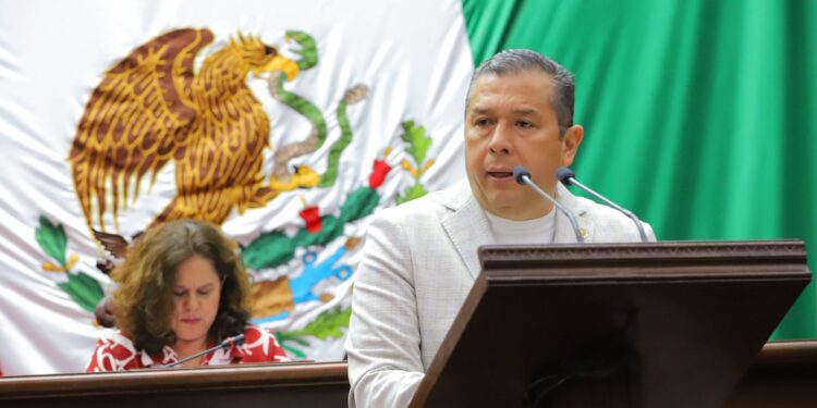 Juan Carlos Barragán presenta iniciativa para transformar adeudos de agua en inversión educativa en escuelas públicas y la UMSNH
