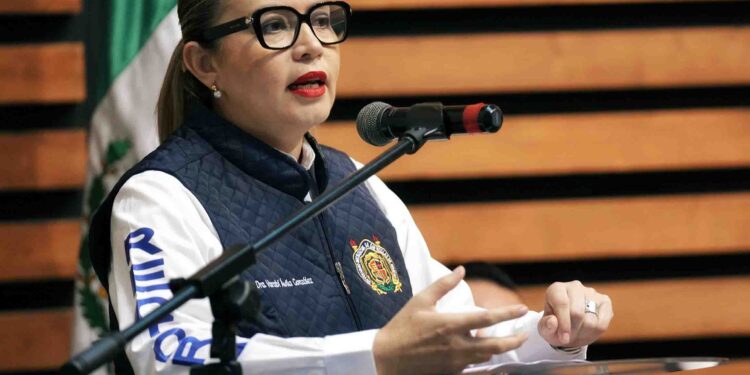 Yarabí Ávila reconoce a estudiantes que realizarán su servicio social en las comunidades que más lo necesitan