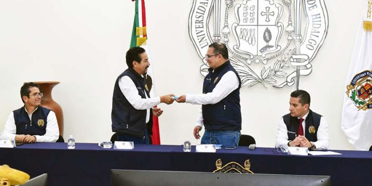 Yarabí Ávila reconoce a estudiantes que realizarán su servicio social en las comunidades que más lo necesitan