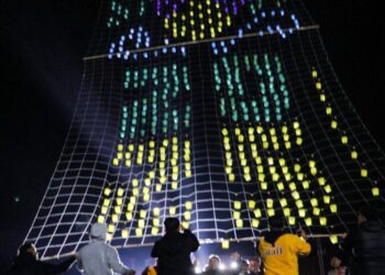 Cielo de Paracho se llena de color con clausura del festival de globos de cantoya