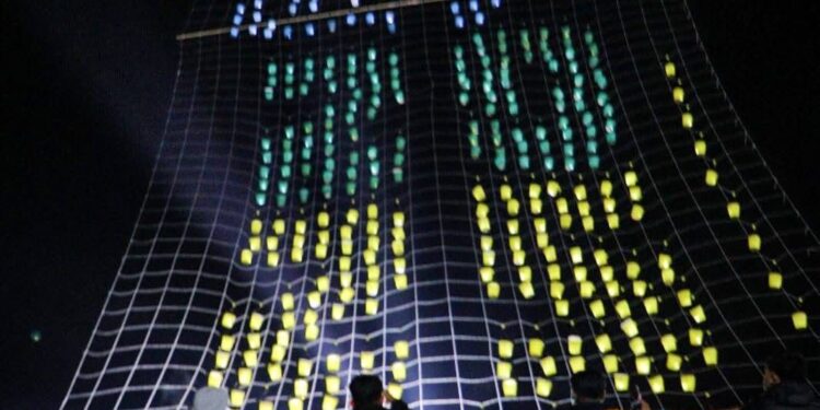 Cielo de Paracho se llena de color con clausura del festival de globos de cantoya