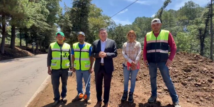 Celebra Vicente Gómez la realización de obras de rehabilitación carretera en el distrito XIX