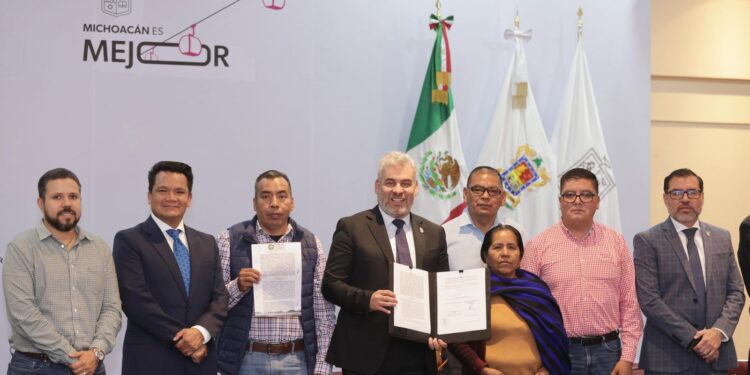 Firma Bedolla y Concejo Mayor de Cherán convenio para reforzar ronda comunitaria