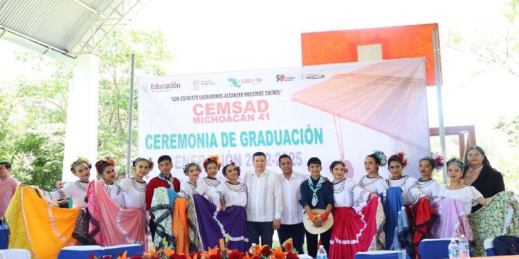 Vicente Gómez apadrina a niñez y juventud de todos los niveles educativos del distrito XIX en sus graduaciones