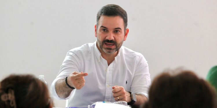 Yankel Benítez y vecinos de Lomas del Valle, acuerdan jornada de trabajo integral