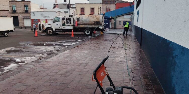 Gobierno de Morelia realiza acciones de limpieza profunda en Mercado Revolución