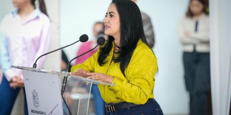 Con escrituras, Gladyz Butanda garantiza patrimonio de uruapenses