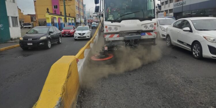Gobierno de Morelia refuerza limpieza con barrido mecánico en Avenida Madero Poniente