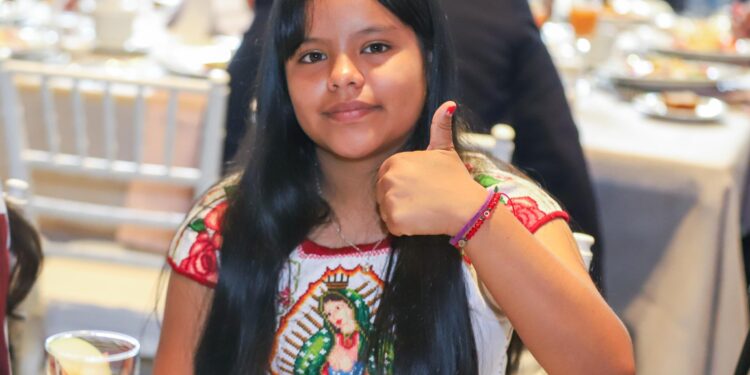 Refrendamos compromiso con 11 mil estudiantes de comunidades: Gabriela Molina