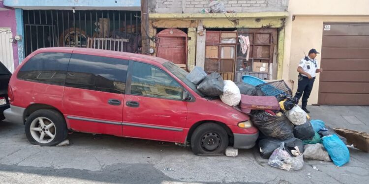 Retira Policía Morelia vehículos abandonados sobre banquetas y vialidades