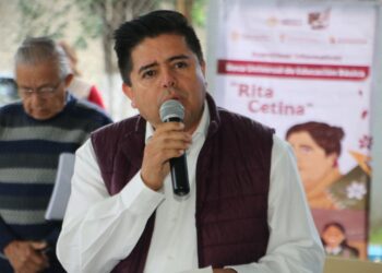 Entregan tarjetas de Becas para el Bienestar en secundarias y universidades públicas de Michoacán