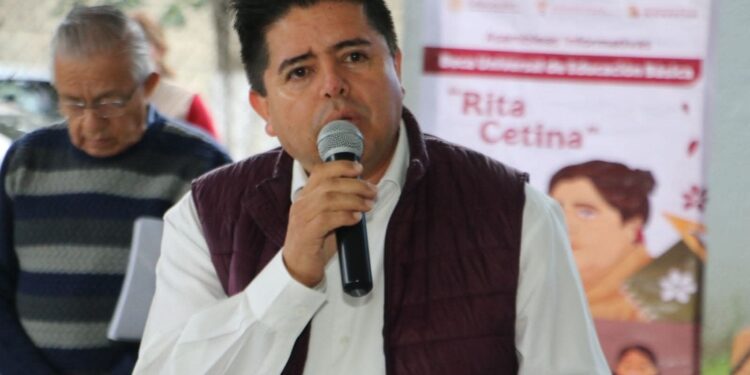 Entregan tarjetas de Becas para el Bienestar en secundarias y universidades públicas de Michoacán