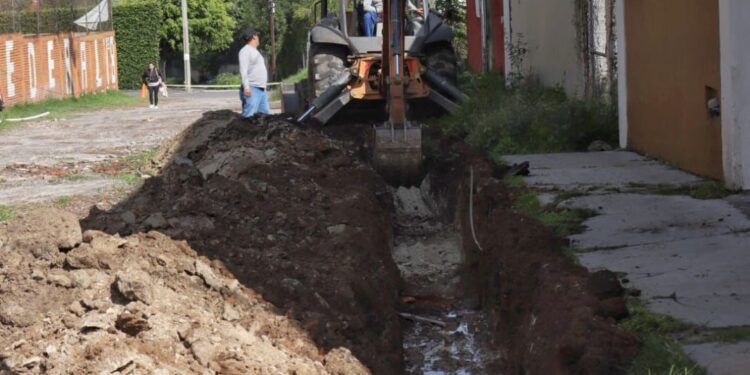 Ooapas mejora la red de agua potable en Lomas de Santa María