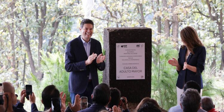 Alfonso Martínez y Paola Delgadillo colocan la primera piedra de la Casa del Adulto Mayor