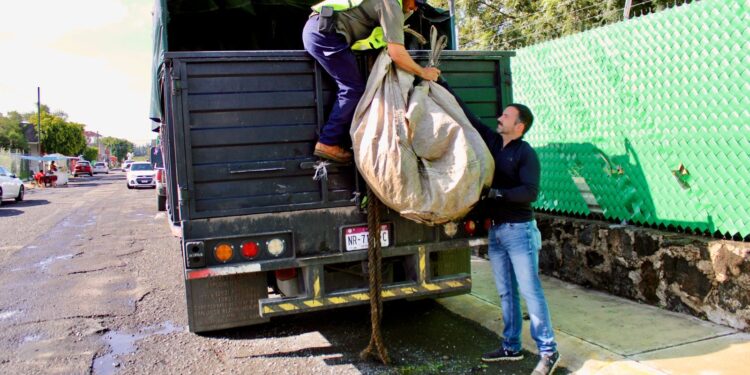 Despliega Secretaría de Servicios Públicos brigadas de limpieza en laterales de salida a Quiroga
