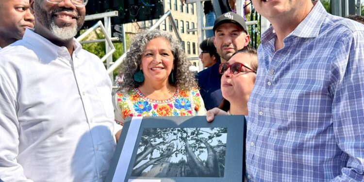 Se reúne Alfonso Martínez con Brandon Johnson, alcalde de Chicago