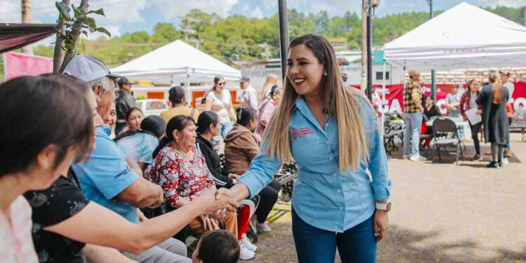 Gobierno Municipal fortalece el programa “Vivienda Digna” con entrega de cemento a familias de Salvador Escalante.