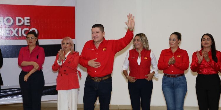 Participa Vicente Gómez Núñez en Seminario Político