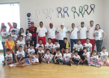 Leyendas del Morelia conviven con niños de La Antorcha