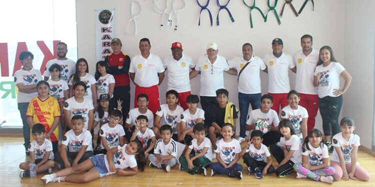 Leyendas del Morelia conviven con niños de La Antorcha