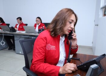 Recibe atención telefónica en salud mental en la línea Hablemoos