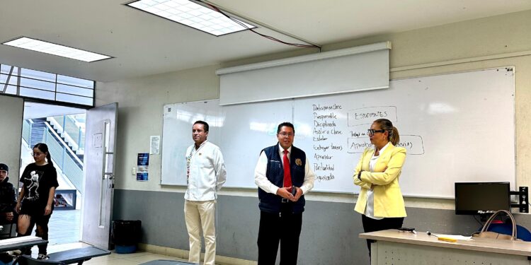 Yarabí Ávila González imparte clase de Administración a estudiantes de nuevo ingreso