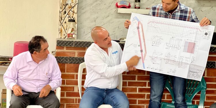 Adolfo Torres lidera reunión con vecinos y transportistas por obras de agua potable