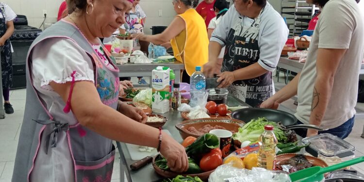 Alfonso Martínez fortalece programas para capacitar y abrir oportunidades para las mujeres