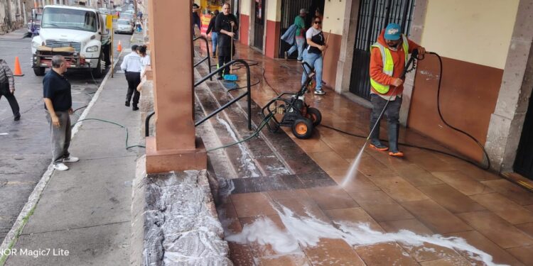 Gobierno de Morelia realiza limpieza integral del Mercado Nicolás Bravo