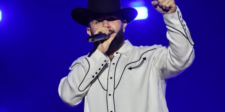 Con guitarra de Paracho recibe Bedolla a Carín León en el Morelos