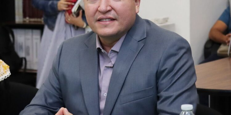 Presenta Vicente Gómez 22 iniciativas en segundo período del primer año legislativo