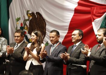Congreso del Estado condecora a FGE con la presea “Suprema Junta Nacional Americana”