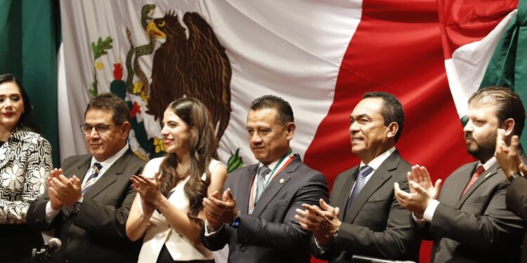 Congreso del Estado condecora a FGE con la presea “Suprema Junta Nacional Americana”