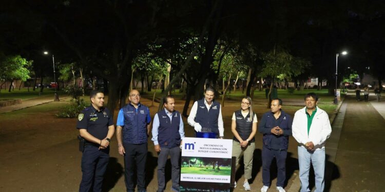 Brilla el bosque Cuauhtémoc con nueva iluminación; Alfonso realiza encendido