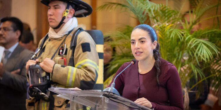 Tras rendir homenaje a bomberos, Giulianna Bugarini anuncia avances en una reforma histórica para dignificar su labor